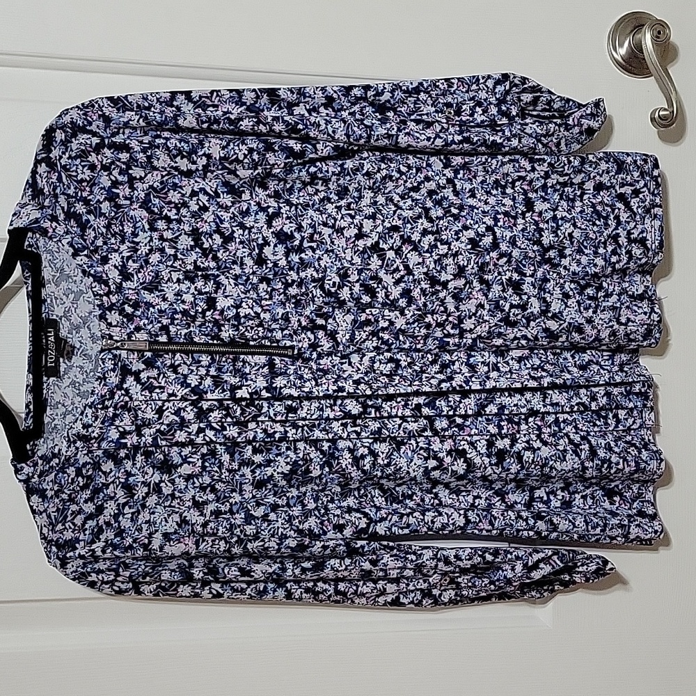 ROZ&ALI navy blue and purple blouse with zipper and pleaded front